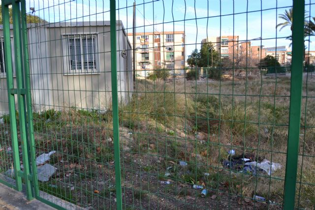 El Grupo Socialista exige la limpieza del solar de la antigua guardería de La Paz, lleno de basura, insectos y roedores - 1, Foto 1