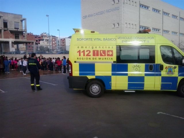 El Servicio de Emergencias Municipal de Lorca colabora en el simulacro de evacuación por terremoto en el colegio Ana Caicedo realizado hoy - 1, Foto 1