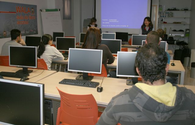 Vecinos de Lorquí inician un curso de informática básica y herramientas para buscar empleo en Internet - 2, Foto 2