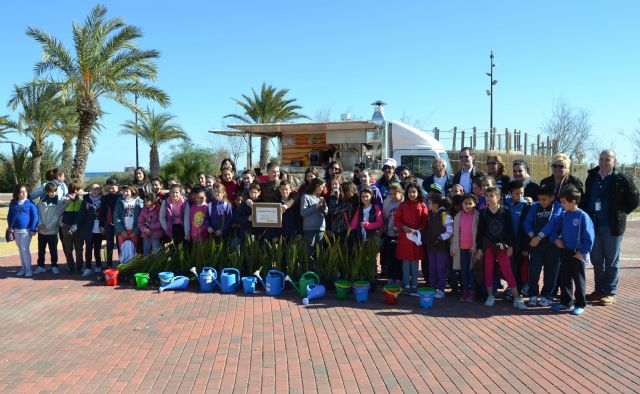 Escolares plantan 50 palmeras en el Parque Regional con motivo del Día Mundial de los Humedales - 1, Foto 1