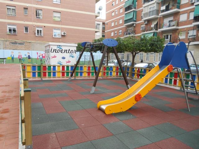 Los vecinos de San Antón ya pueden disfrutar de un jardín más moderno y colorista en las calles Nueva y Umbrete - 1, Foto 1