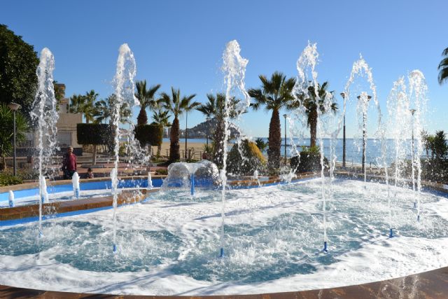 ÁGUILAS / La concejalía de Parques y Jardines rehabilita la fuente de la  Plaza Fernando Rey 