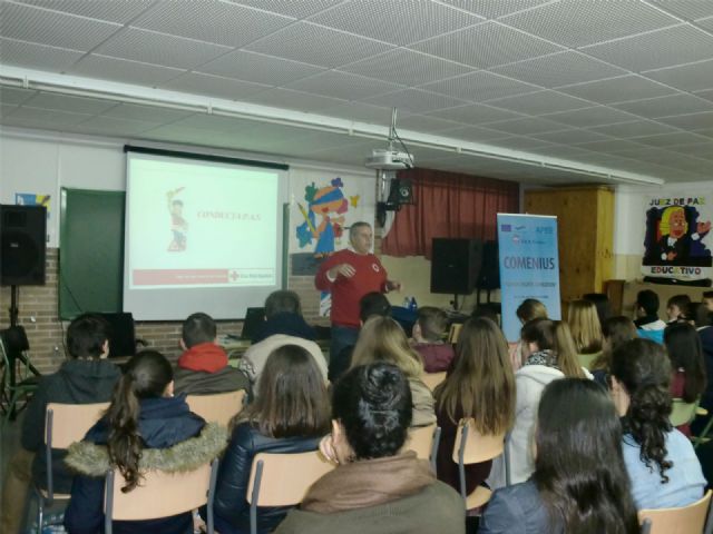 Monitores de Cruz Roja Española en Águilas imparten Talleres de Conducta PAS a cerca de 500 alumnos del IES Europa - 1, Foto 1