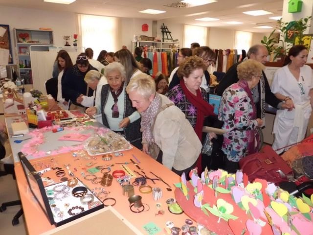 Los usuarios de la residencia Obispo Azagra celebran San Valentín con un mercadillo - 1, Foto 1