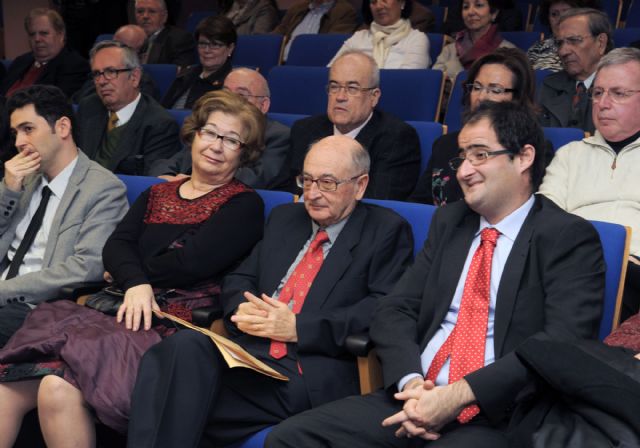 Publican un libro homenaje al profesor de Filología Románica de la Universidad de Murcia Fernando Carmona - 1, Foto 1