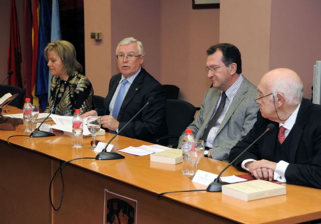 Publican un libro homenaje al profesor de Filología Románica de la Universidad de Murcia Fernando Carmona - 3, Foto 3