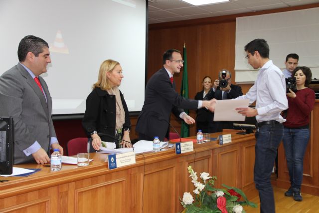 Medio centenar de antiguos alumnos de la UCAM realizan prácticas con las Becas Santander - 1, Foto 1