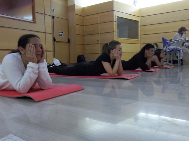 El Ayuntamiento de Murcia imparte clases de yoga a jóvenes en riesgo de exclusión educativa - 1, Foto 1