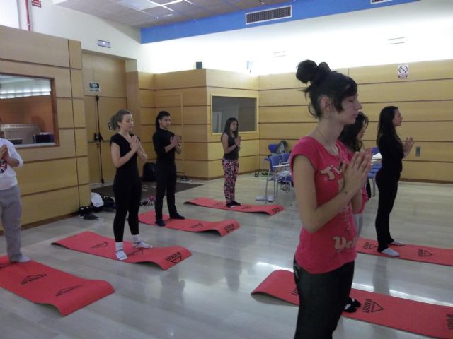 El Ayuntamiento de Murcia imparte clases de yoga a jóvenes en riesgo de exclusión educativa - 2, Foto 2