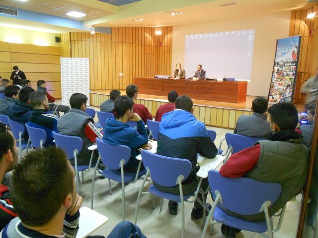 Renault entrega dos motores de gasolina para que los alumnos del Centro de Formación de El Palmar realicen prácticas - 1, Foto 1