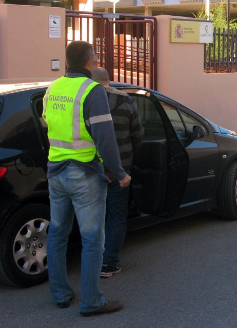 La Guardia Civil desmantela un grupo delictivo dedicado a la sustracción de mobiliario de establecimientos del Mar Menor - 1, Foto 1