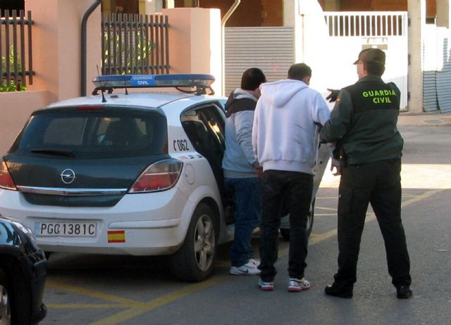 La Guardia Civil desmantela un grupo delictivo dedicado a la sustracción de mobiliario de establecimientos del Mar Menor - 5, Foto 5