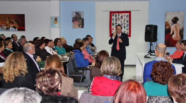 Más de 150 mujeres asistieron a la conferencia 'Por qué gatear cuando puedes volar' del consagrado psicólogo Bernabé Tierno - 1, Foto 1