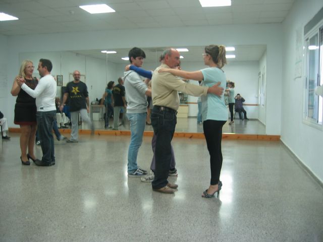 El Banco del Tiempo estrenó con éxito dos nuevos talleres de Tango y Flores de Bach - 1, Foto 1