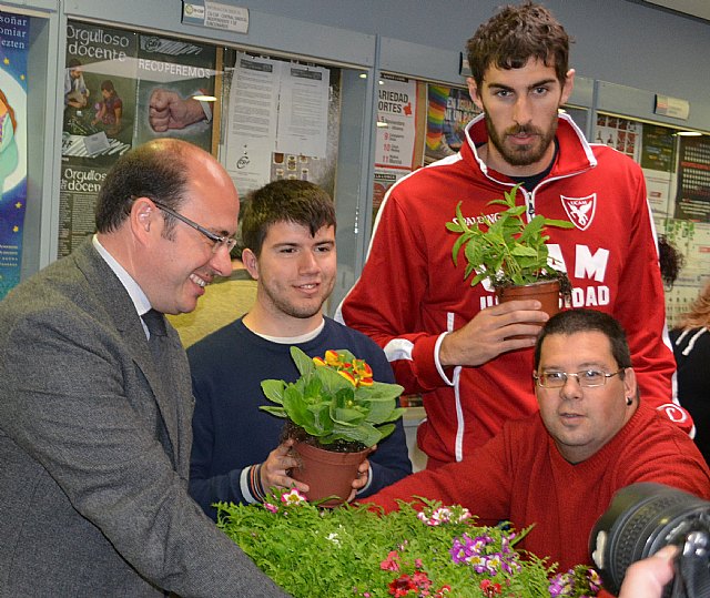 Educación apoya a los emprendedores de Astrapace en el proceso de comercialización de las plantas que producen en su centro de autoempleo - 1, Foto 1