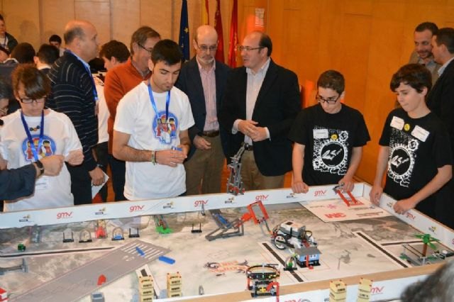 160 alumnos de Secundaria trabajan en equipo para exponer soluciones creativas de gestión en catástrofes naturales y construyen robots - 2, Foto 2