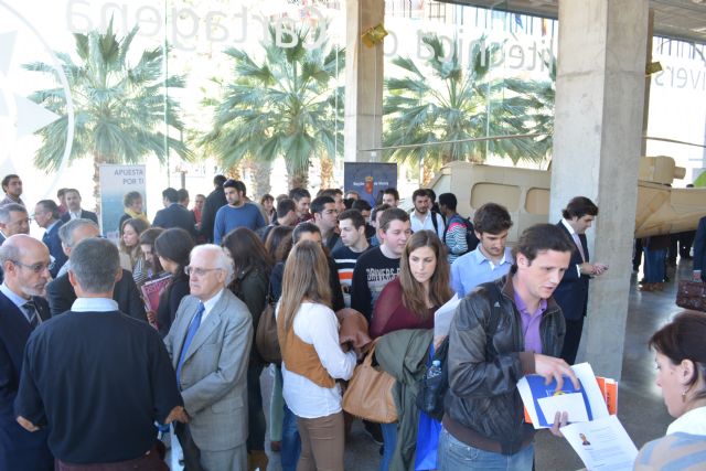 Numerosos estudiantes de la UPCT dejan su currículo en el Foro de Empleo Universitario - 1, Foto 1