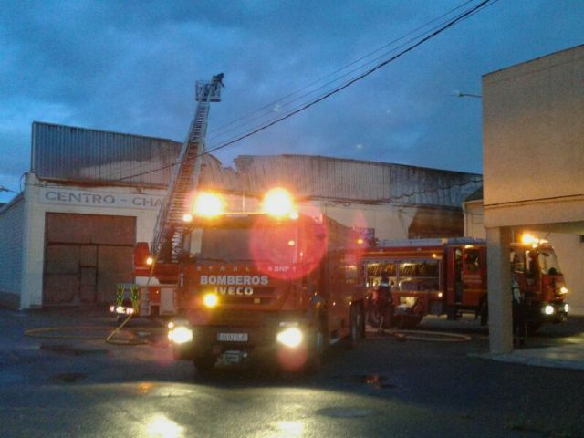 Controlado el incendio en un antiguo concesionario de coches junto al Polígono de Santa Ana - 4, Foto 4