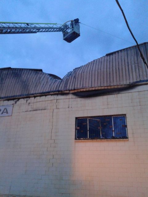 Controlado el incendio en un antiguo concesionario de coches junto al Polígono de Santa Ana - 5, Foto 5