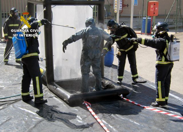 La Guardia Civil realiza un simulacro en una empresa de Escombreras 'tomada' por saboteadores con gas tóxico - 4, Foto 4