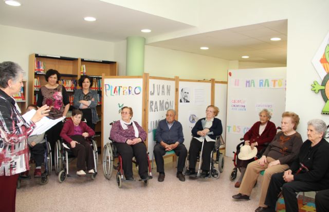 Los mayores del Centro de Día participan en un recital de lectura y poesía coincidiendo con la celebración de la Semana del Libro - 1, Foto 1