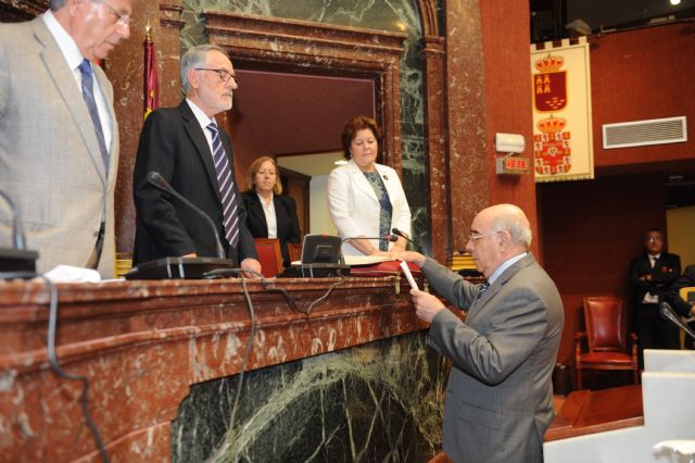 Vicente Balibrea ocupa el asiento reservado para el vicepresidente segundo de la Asamblea, en el Pleno, Foto 1