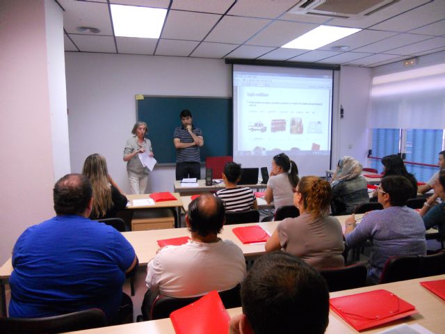 Casi treinta alumnos comienzan un curso de ingls en Empleo que les permitir acceder a pruebas libres de la Escuela Oficial de Idiomas, Foto 2