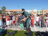 Los alumnos del colegio Jos Antonio se interesan porel trabajo de la Guardia Civil