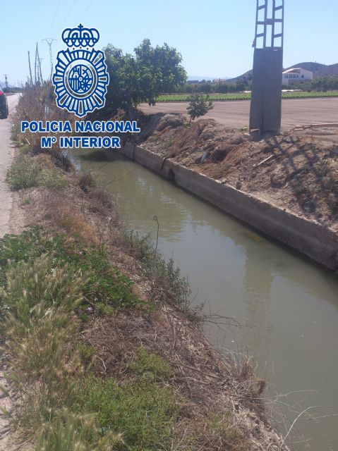 Un Policía Nacional fuera de servicio rescata a un hombre del interior de su vehículo tras caer al interior de una acequia - 2, Foto 2