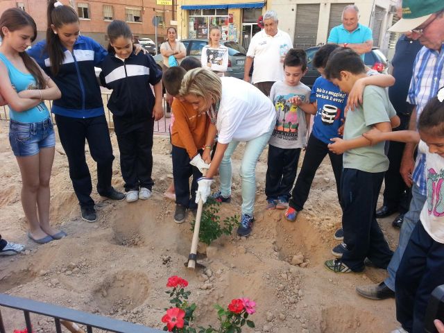 Los vecinos de Vistabella practican la jardinería Okupa en sus fiestas patronales - 2, Foto 2