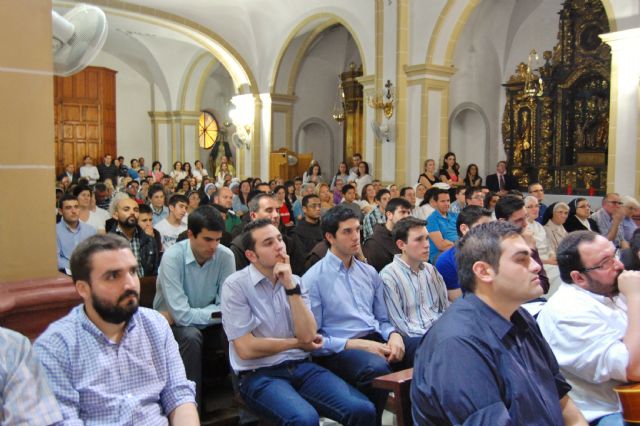 La iglesia de Las Claras de Murcia se llenó anoche para orar por las vocaciones - 2, Foto 2