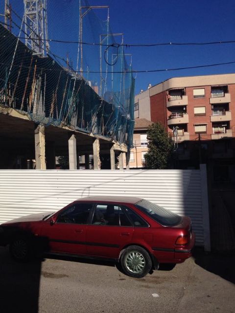 El Ayuntamiento procederá a retirar una grúa y varios elementos sobre la vía pública utilizados para una construcción que lleva parada casi 4 años - 1, Foto 1