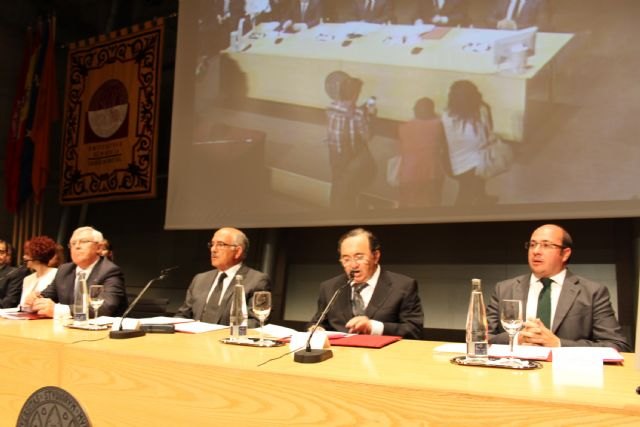 Garre subraya el compromiso del Gobierno con la UMU para su financiación, la apuesta por la investigación y las ayudas a los estudiantes - 2, Foto 2