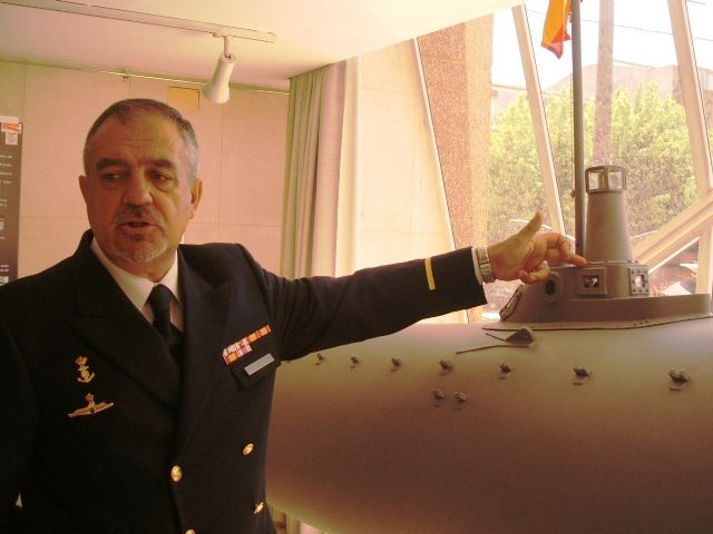 Carmona, a su paso por Jumilla en 2008,  ante el submarino Peral a escala 1/5 construido por los alumnos del IES Politécnico de Cartagena, Foto 1