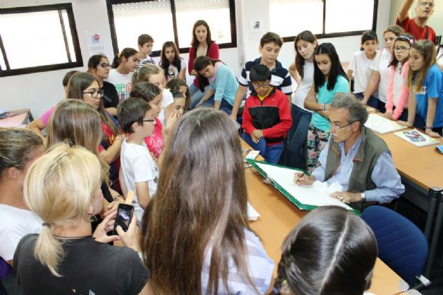 Pedro Cano ofrece una nueva clase magistral a escolares con el pescado como modelo - 1, Foto 1