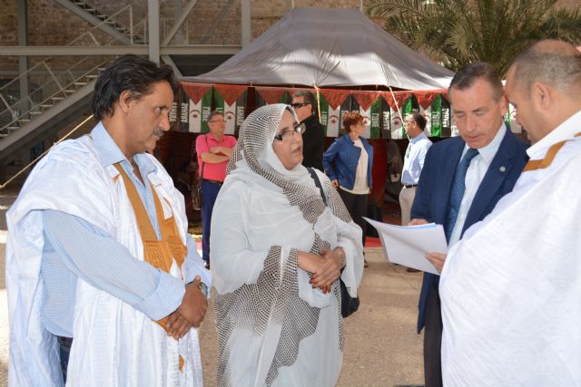 La ministra de Cultura de la República Árabe Saharaui Democrática, Jadja Hamdi, y el vicerrector de Estudiantes y Extensión Universitaria, Francisco Martínez., Foto 1