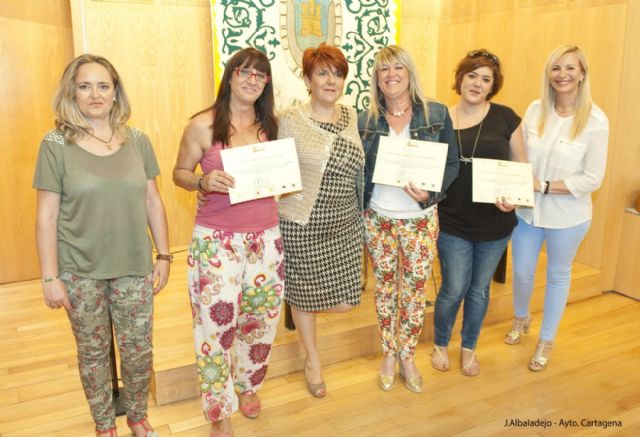 Las alumnas del curso de cuidado de enfermos de alzheimer reciben su diploma - 3, Foto 3