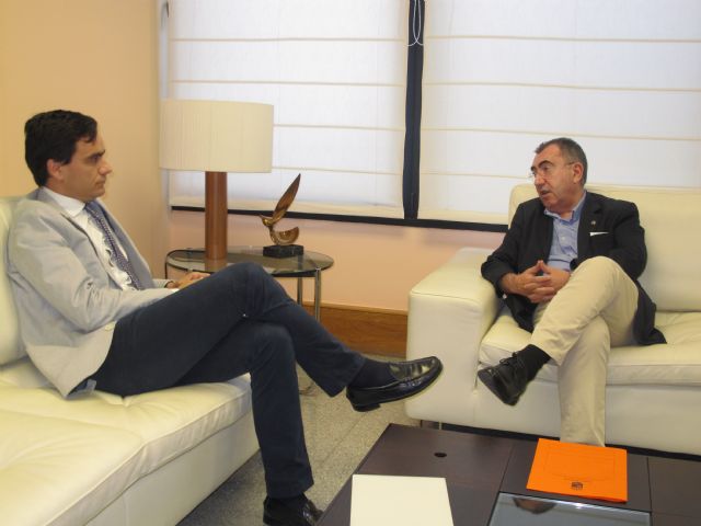 El consejero Manuel Campos mantiene reunión de trabajo con el director en Murcia de Ferrovial - 1, Foto 1