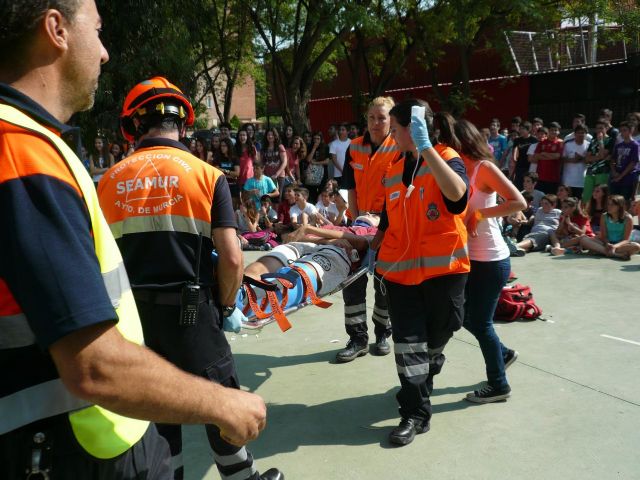Voluntarios de Protección Civil muestran a escolares cómo actuar en un accidente de moto - 2, Foto 2