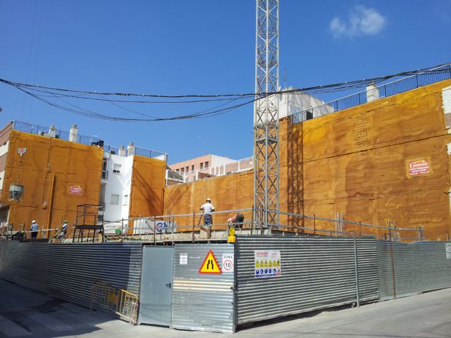 El Ayuntamiento felicita a los vecinos del edificio Puertas de Lorca, que han iniciado los trabajos para su reconstrucción - 1, Foto 1