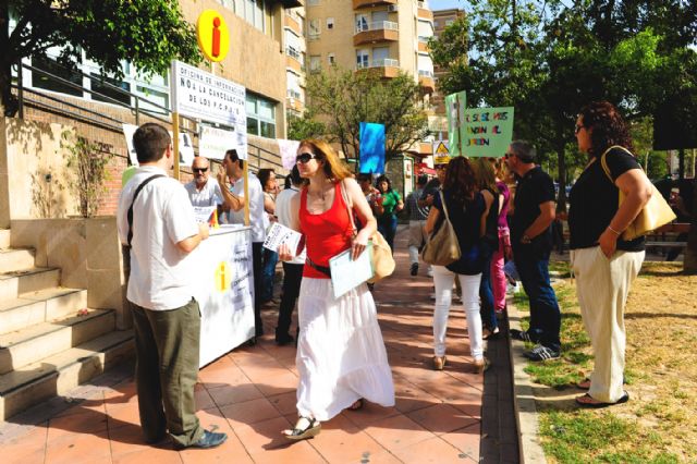 Trabajadores y padres de afectados por la supresión del Programa de Cualificación Profesional Inicial se concentran en la Consejería de Educación - 2, Foto 2