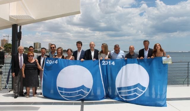 Juan Carlos Ruiz entrega las banderas azules de las playas de la Región, un valor añadido para atraer a más turistas extranjeros - 1, Foto 1