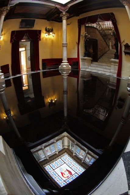 Per Barclay inunda de aceite negro el interior de un palacio del siglo XVIII en Cartagena con motivo de La Mar de Músicas - 1, Foto 1