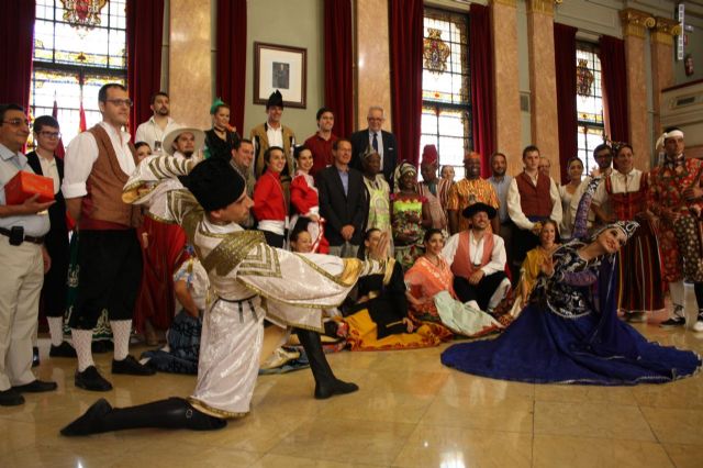 El Alcalde ofrece una recepción a los grupos participantes en el Festival de Folclore - 1, Foto 1