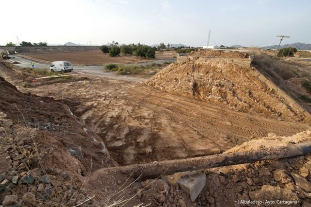 La palas ya están aplanando lo que será el nuevo trazado del paso de herradura del Sifón - 4, Foto 4