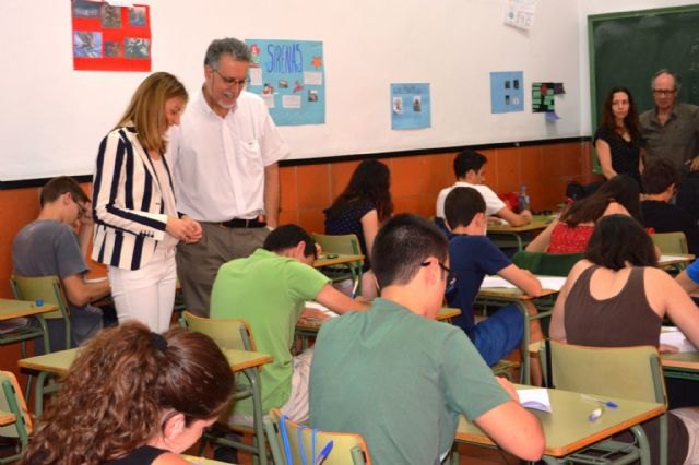 Educación reconoce el esfuerzo de los 13 mejores estudiantes de Bachillerato de la Región - 1, Foto 1