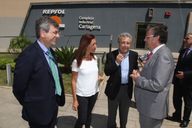 Cerdá visita las instalaciones de la refinería Repsol en Cartagena y resalta su modelo de gestión en materia de medio ambiente - 1, Foto 1