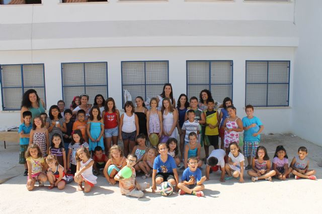 Decenas de niños y niñas de Jumilla despiden las diversas ludotecas y escuelas de verano con almuerzos, juegos y entrega de diplomas - 1, Foto 1