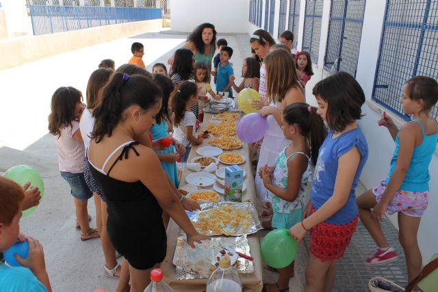 Decenas de niños y niñas de Jumilla despiden las diversas ludotecas y escuelas de verano con almuerzos, juegos y entrega de diplomas - 2, Foto 2