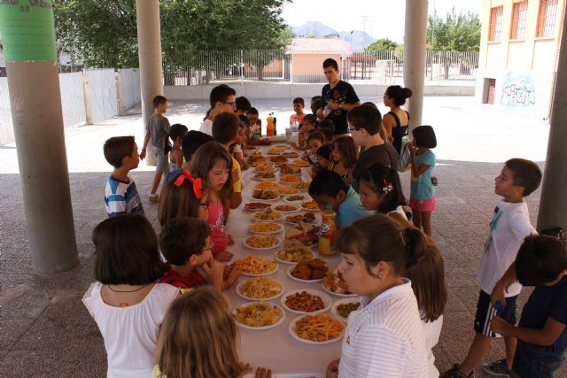 Decenas de niños y niñas de Jumilla despiden las diversas ludotecas y escuelas de verano con almuerzos, juegos y entrega de diplomas - 5, Foto 5